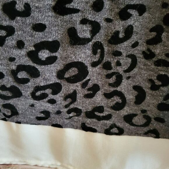 Cathy Daniels blouse Women's medium long sleeve ⚫️/ gray leopard print NWT - Picture 3 of 7